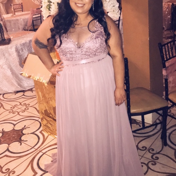 Beautiful gown - Picture 3 of 4